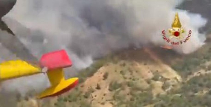 Fiamme nel palermitano, mezzi aerei in azione – Secondo rogo in tre giorni a Montelepre