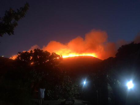 Incendi: brucia anche la discarica di Bellolampo a Palermo
