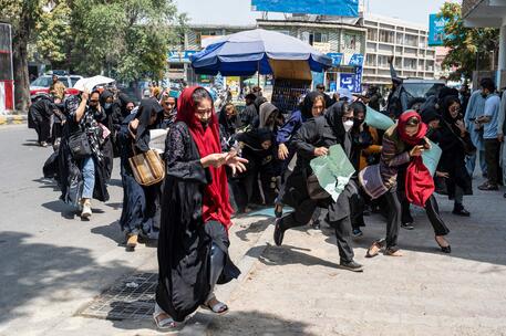 Afghanistan – Kabul un anno dopo, le donne sempre nel mirino- Cancellato diritti e libertà