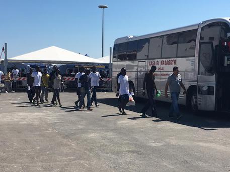 Sull’autosole a firenze – Tir contro pullman migranti da Lampedusa, un morto 15 feriti
