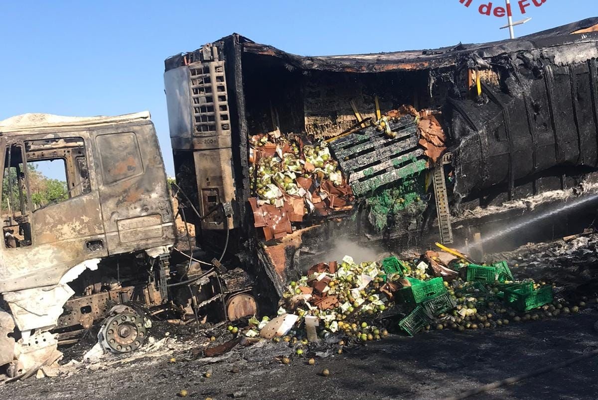 Panico sulla Siracusa-Gela: Tir prende fuoco, illeso il conducente – Foto