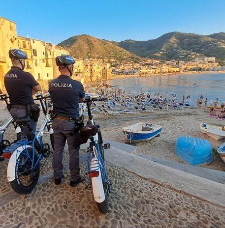 Sicurezza – Cefalù: in centro storico poliziotti di quartiere in bicicletta
