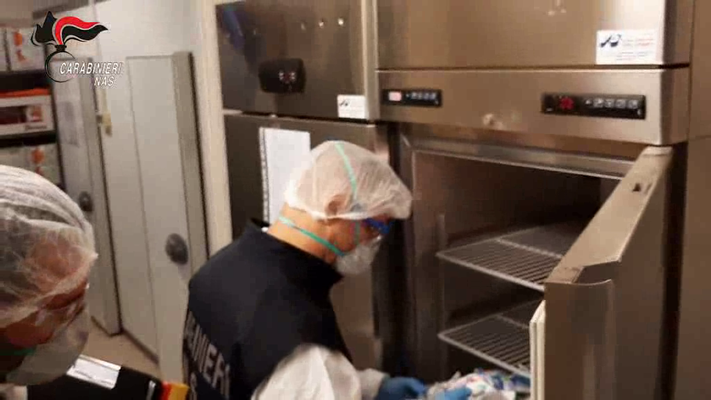 Nas , Case di riposo: blatte in cucina ed operatori in stato di ebbrezza  – Video