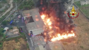 Sotto controllo l’incendio alla Ecomac,  Arpa sul posto per i rilievi ambientali