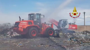 Incendio Ecomac, prosegue la bonifica con ruspe e squadre a terra