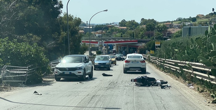 Caltanissetta – Sciame d’api assale scooterista finisce contro auto, sei persone in ospedale