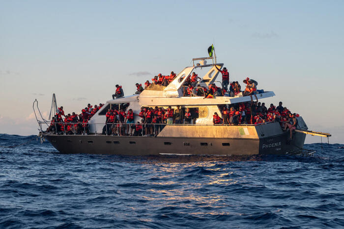 Migranti – Evacuati 3 bimbi, Humanity 1: ‘situazione critica, fateci sbarcare’ – A bordo 398 persone