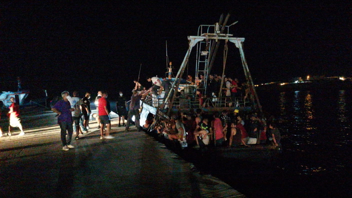 Migranti – Maxi sbarco a Lampedusa, giunti 238 con peschereccio di circa 12 metri