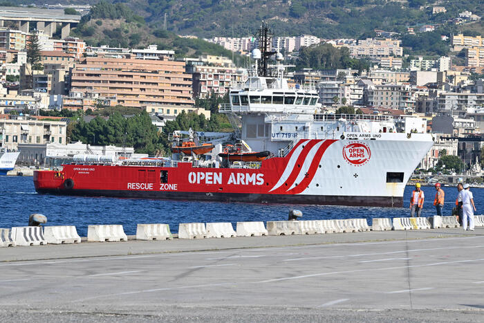 Migranti, ong spagnola Open arms: “Abbiamo 372 persone a bordo, ‘dateci porto’