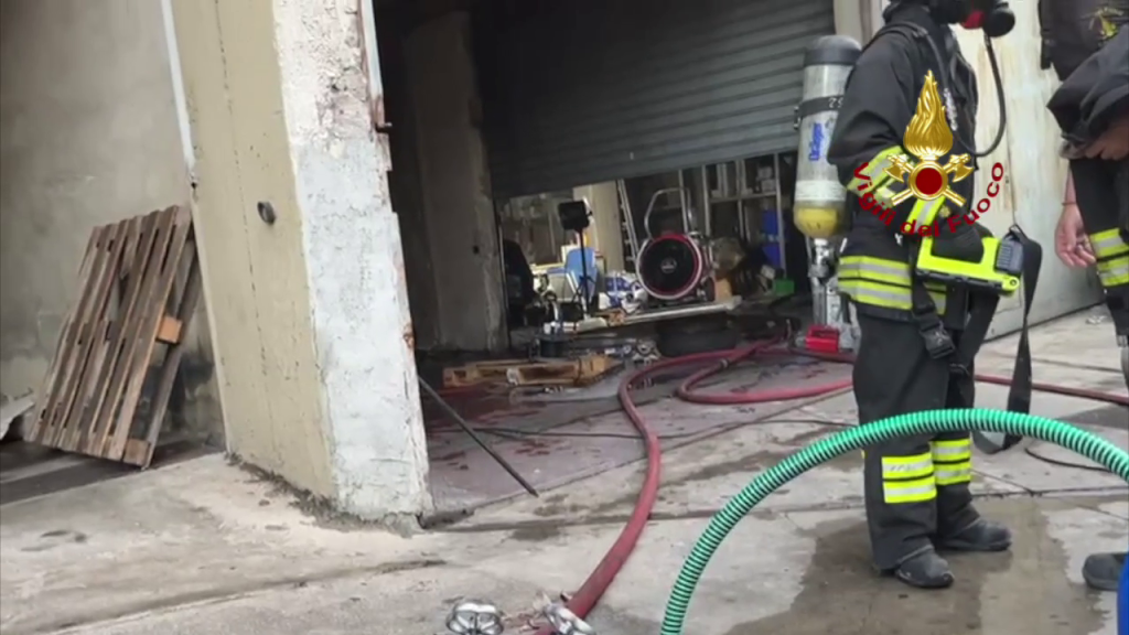 Catania - Garage in fiamme nella periferia Etnea - Video