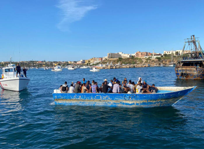 Immigrazione: sbarco in corso a Pozzallo