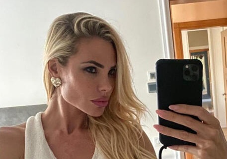 Ilary Blasi multata dopo video Rolex, auto in sosta vietata