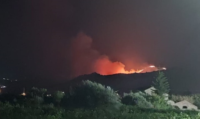 Incendi: vasto rogo su collina tra Messina e Catania, zona tra Calatabiano e Gaggi