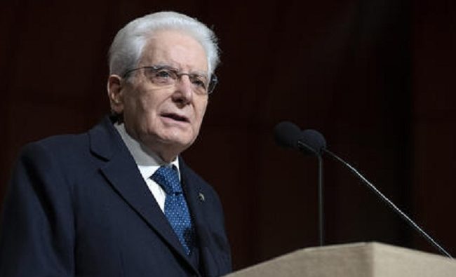 Politica e salute, Mattarella avverte sulla deriva no-vax: l’articolo 8 riaccende la polemica sui medici radiati