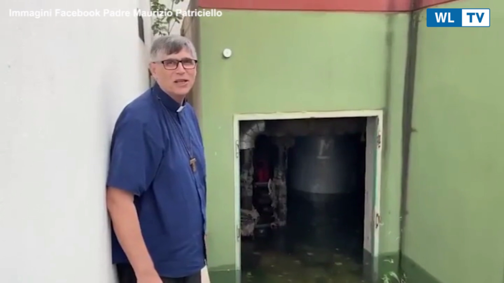 Caivano, prete denuncia il degrado in un ex centro sportivo  Il video su Facebook di don Maurizio Patriciello: "Sprecati ettolitri d'acqua, vergognatevi"