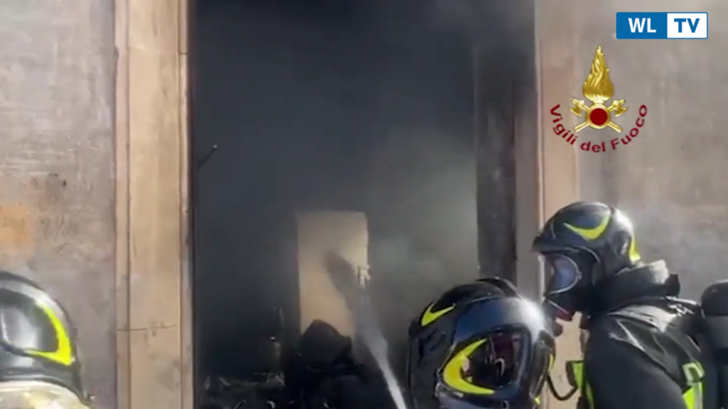 In fiamme un deposito di elettrodomestici a Catania, incendio domato Il rogo e' divampato nel quartiere Picanello, dove sono intervenute tre squadre dei vigili del fuoco