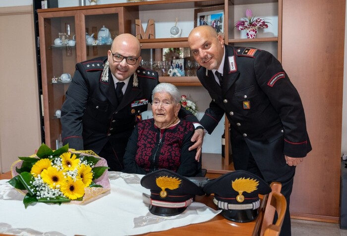 Modica – Compie cento anni, riceve omaggio floreale dai carabinieri – Festeggiata nonna Giorgia