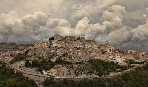 Comiso: giovane trovato morto in un dirupo – era uscito di casa per una corsetta