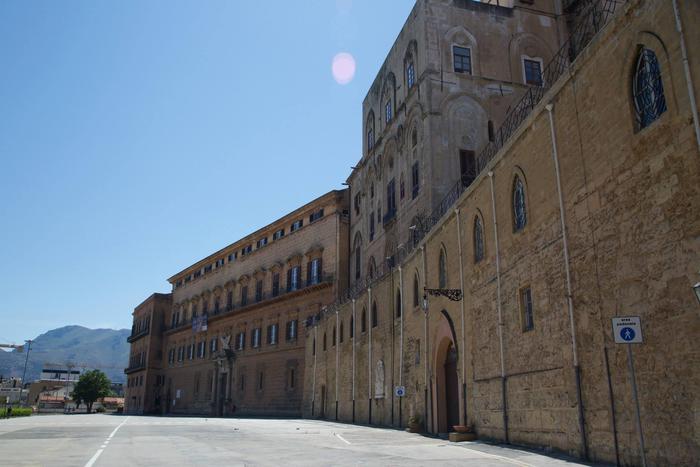 Sit-in davanti palazzo dei Normanni, da parte di un gruppetto di precari Asu