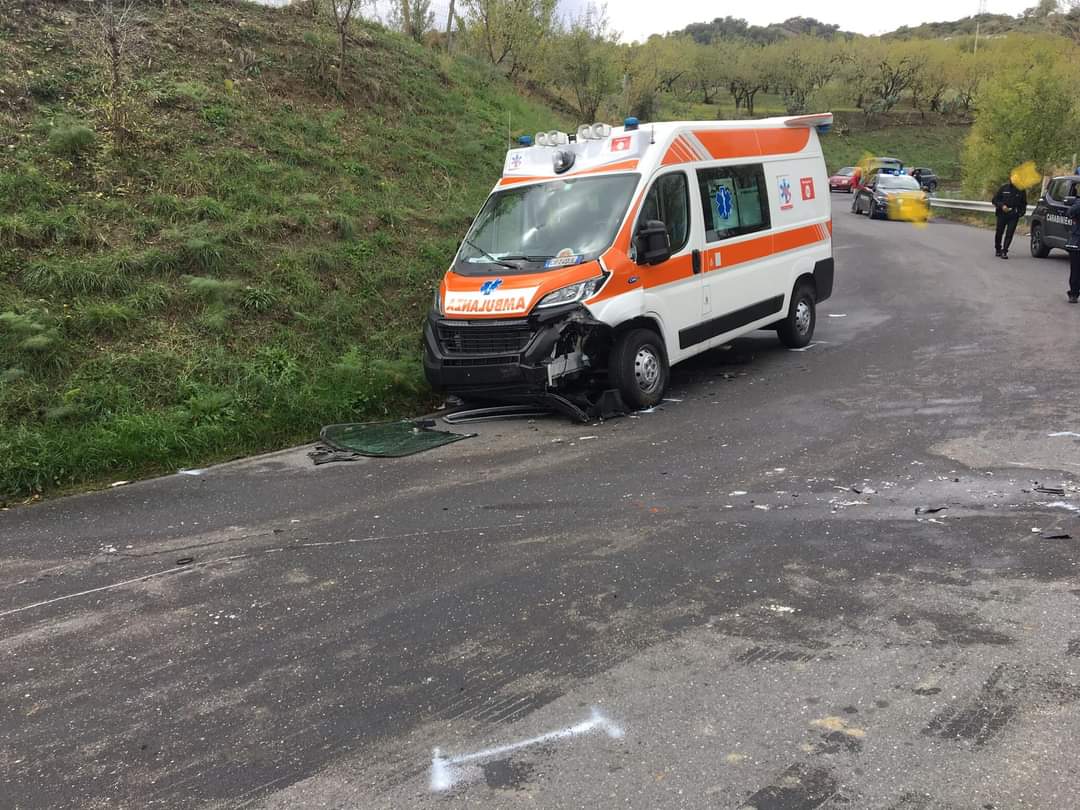 Incidente sulla sp 165 tra Bronte e Cesaro’ – coinvolta ambulanza