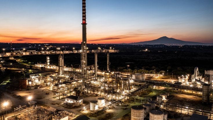 Raffineria Isab-Lukoil di Priolo: governo studia salvataggio, possibile in Cdm giovedì