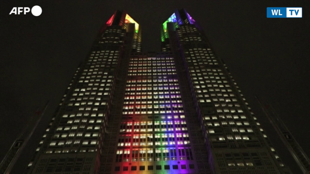 Tokyo, la sede del Governo metropolitano s'illumina con i colori arcobaleno - Video