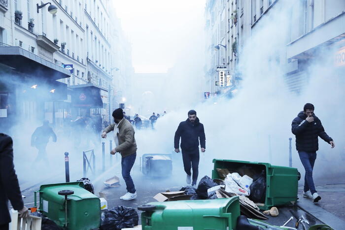 Paura nel cuore di Parigi – Un uomo spara, tre morti  – Esplode la protesta dei curdi