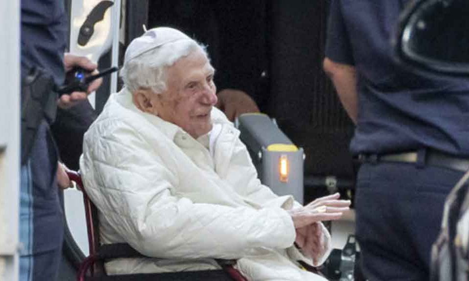 Il pontefice visita il Papa emerito: Ratzinger “È molto ammalato”