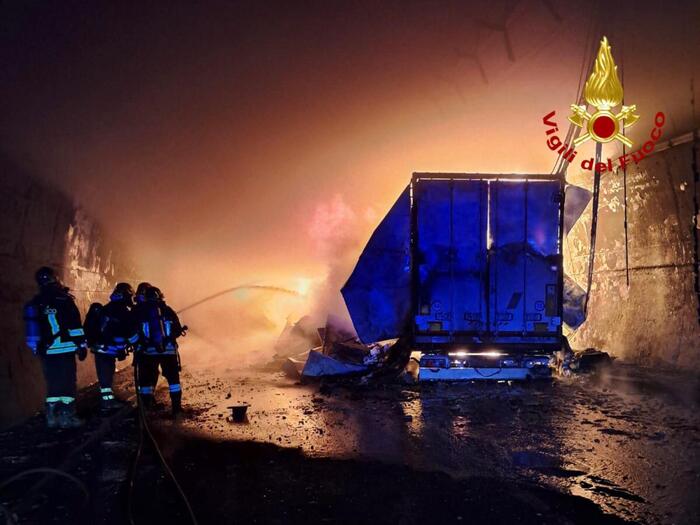 Camion frigorifero in fiamme in autostrada in galleria nel messinese, traffico in tilt  – Conducente portato in ospedale per accertamenti – Foto