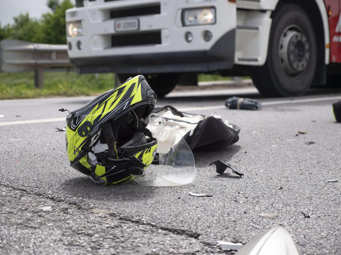Scontro tra scooter e camion, morti due diciottenni a Roma