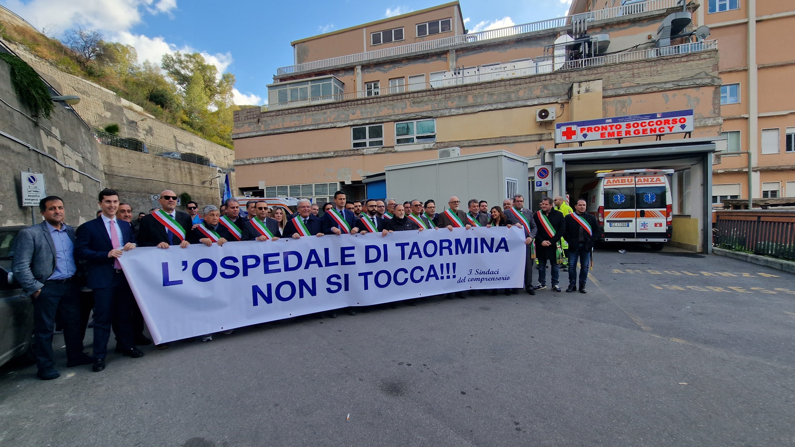 Sindaci del distretto sanitario D32: “Giù le mani dall’ospedale di Taormina”
