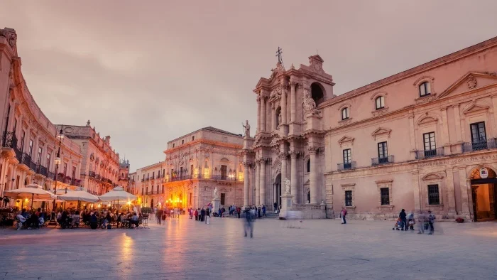 Polizia Municipale, corso di educazione stradale per alunni in piazza Duomo a Siracusa