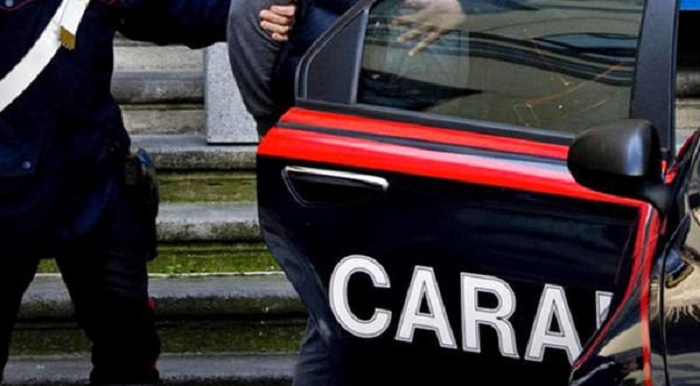 Catania: uomo ai domiciliari a casa degli zii, getta il loro cane dal balcone