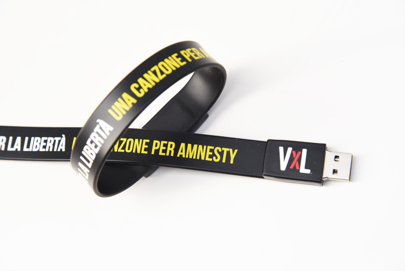 La raccolta di ‘Voci per la libertà – Una canzone per Amnesty” in un braccialetto