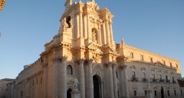 Siracusa – Cede parte di un capitello: interdetto il sagrato della Cattedrale