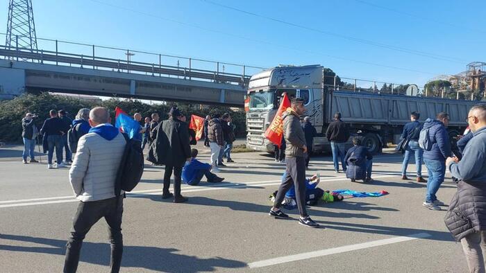 Puglia – Ex Ilva Taranto-  Disordini al consiglio di fabbrica, ferito sindacalista