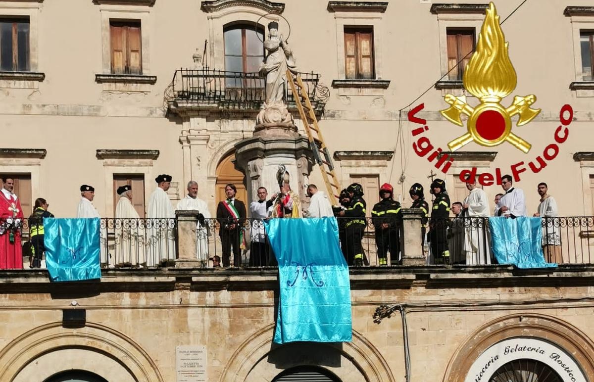 Noto, omaggio floreale dei vigili del fuoco all’Immacolata