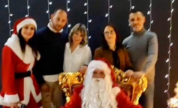 Babbo Natale regala doni e dolciumi ai bambini di Priolo