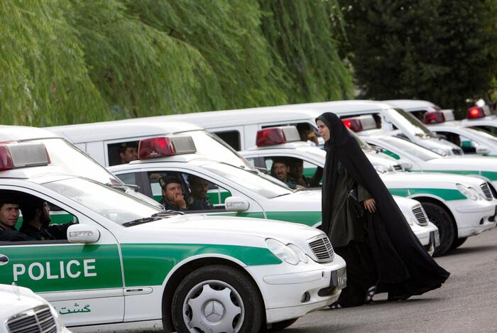 Iran, spari da distanza ravvicinata ai genitali, secondo medici e sanitari intervistati dal Guardian