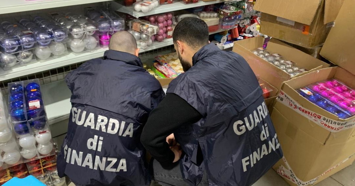 Siracusa: sequestrati 118 mila prodotti natalizi non sicuri dalla guardia di finanza