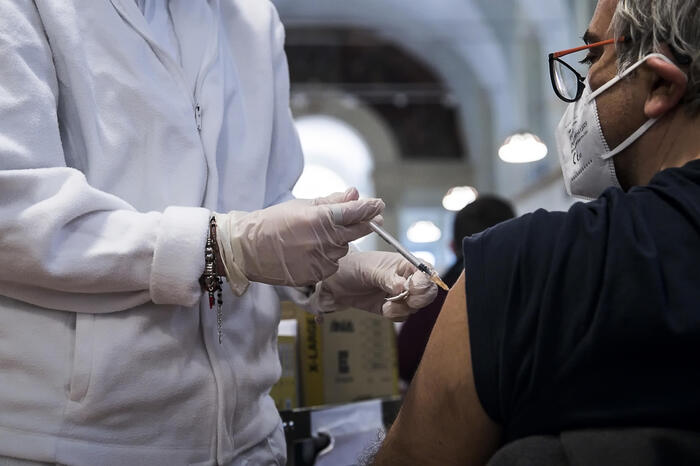 Falsi vaccini, indagate cantante Madame e tennista Giorgi dalla procura di Vicenza