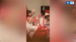 Da mesi vivono in auto con i figli nel Milanese: i bambini aprono i regali in albergo