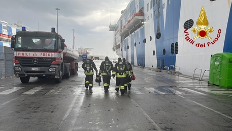 Palermo, da sabato sera in fiamme nave in banchina – instancabile lavoro dei vigili del fuoco per spegnere l’incendio