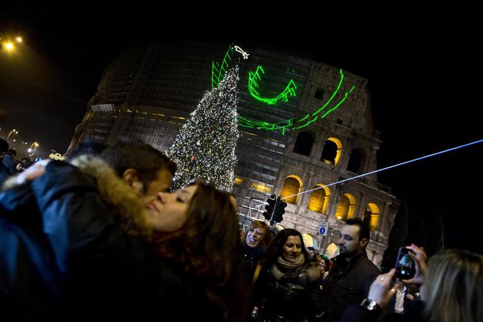 Capodanno – Oltre 600 interventi dei Vigili del Fuoco, feriti per petardi e botti Sedici tra Napoli e provincia