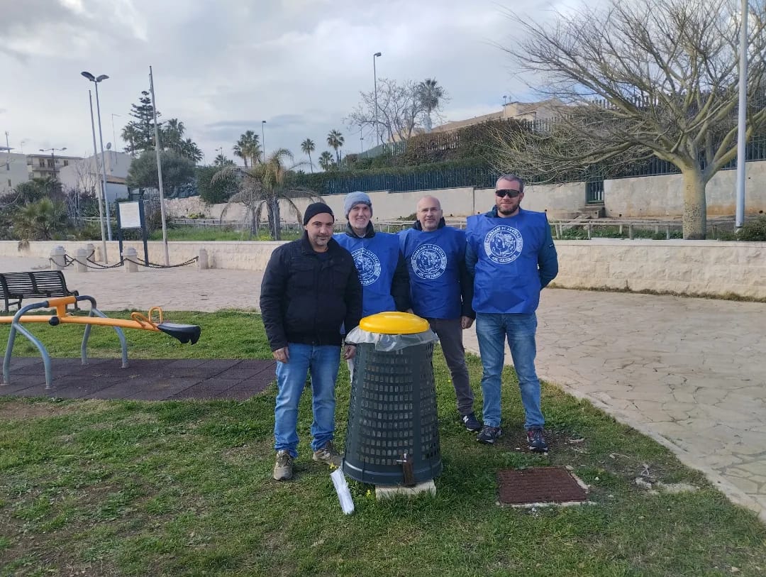 Siracusa: installato trespolo per i rifiuti presso il Monumento ai Caduti d’Africa
