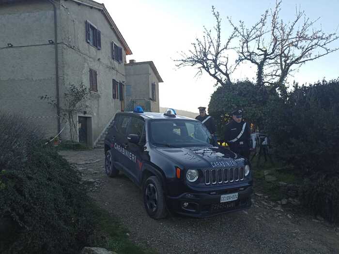 Lite tra vicini San Polo, frazione di Arezzo: un morto –  Vittima ‘assalta’ casa con ruspa, proprietario spara