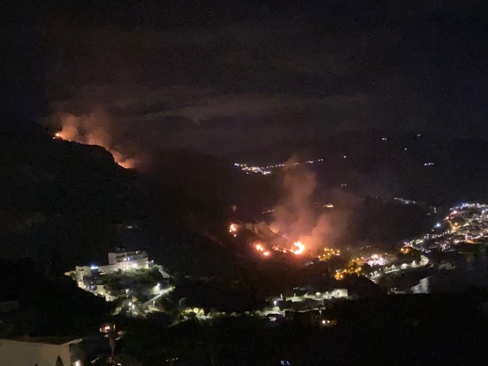 Rogo divampato tra Taormina e Castelmola, non si esclude la matrice dolosa