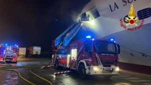 Mezzo in fiamme su traghetto per Napoli al porto di Palermo - video 2