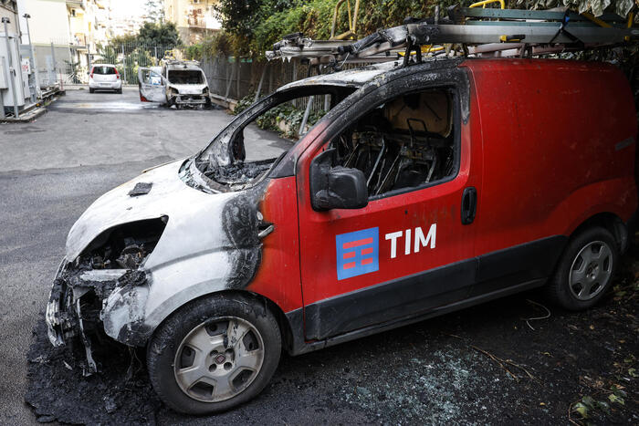 Roma: incendiate 5 auto di una compagnia telefonica, nelle vicinanze scritte contro il 41 bis