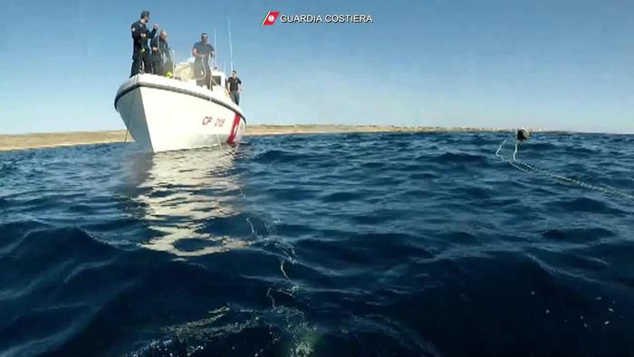 Sbarchi a Lampedusa: 2 morti in un naufragio, c’è anche un neonato –  Rianimato un altro neonato salvato appena in tempo